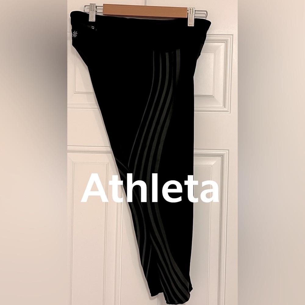 ATHLETA Women’s Size L Black Capri leggings with a reflective striped design